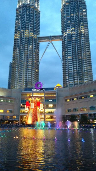 Kuala Lumpur Malajsie Února 2018 Petronas Twin Towers Hudební Fontána — Stock fotografie