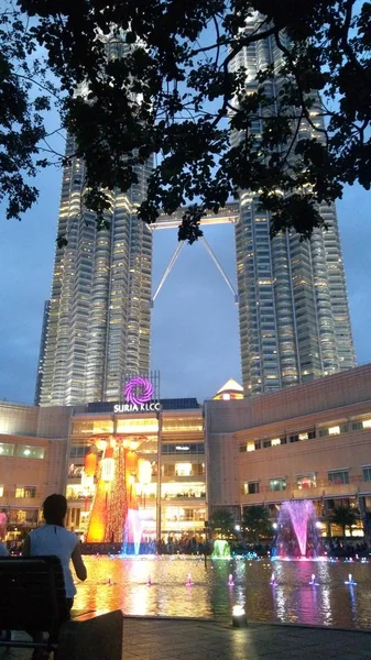 马来西亚吉隆坡 2018年2月6日 马来西亚吉隆坡的双子塔 晚上有音乐喷泉 — 图库照片