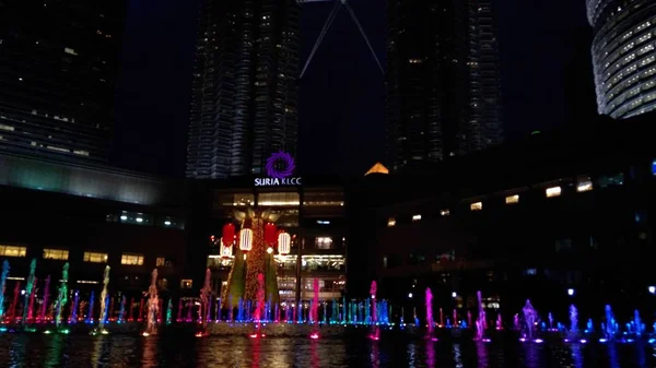 音楽噴水 夜クアラルンプール マレーシアのクアラルンプール マレーシア 2018 ペトロナス ツイン タワー — ストック写真