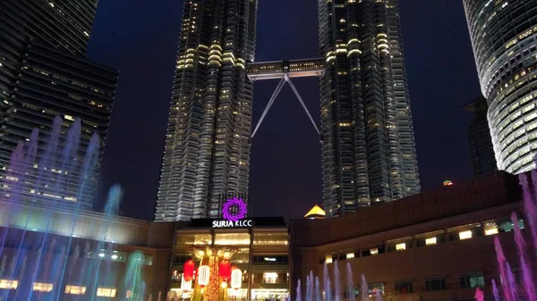 Kuala Lumpur Malajzia 2018 Február Petronas Ikertornyok Zenélő Szökőkút Éjjel — Stock Fotó
