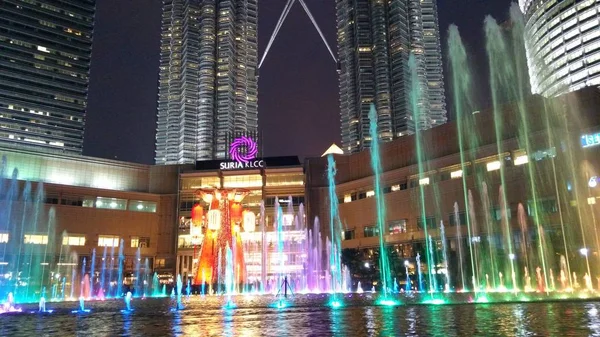 Kuala Lumpur Malaysia February 2018 Petronas Twin Towers Musical Fountain — Stock Photo, Image