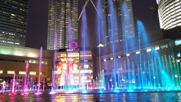 Kuala Lumpur Malaysien Februar 2018 Petronas Twin Towers Mit Musikbrunnen — Stockfoto