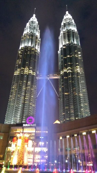 Kuala Lumpur Malajsie Února 2018 Petronas Twin Towers Hudební Fontána — Stock fotografie