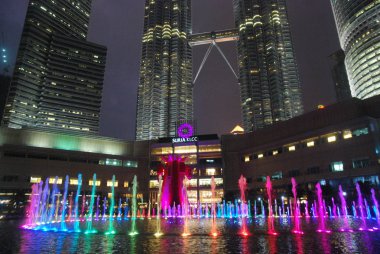 Kuala Lumpur, Malezya - 6 Şubat 2018: Petronas İkiz Kuleleri ile gece müzikal çeşmede Kuala Lumpur, Malezya.