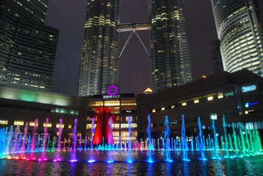 Kuala Lumpur, Malezya - 6 Şubat 2018: Petronas İkiz Kuleleri ile gece müzikal çeşmede Kuala Lumpur, Malezya.