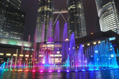 Kuala Lumpur, Malezya - 6 Şubat 2018: Petronas İkiz Kuleleri ile gece müzikal çeşmede Kuala Lumpur, Malezya.