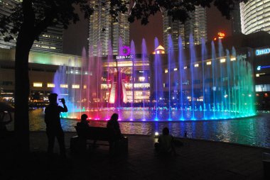 Kuala Lumpur, Malezya - 14 Şubat 2018: Görkemli görünümünde Klcc gece. Malezya Petronas İkiz kule veya üzerinden Klcc park bina genelinde.