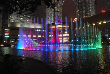 Kuala Lumpur, Malezya - 14 Şubat 2018: Görkemli görünümünde Klcc gece. Malezya Petronas İkiz kule veya üzerinden Klcc park bina genelinde.