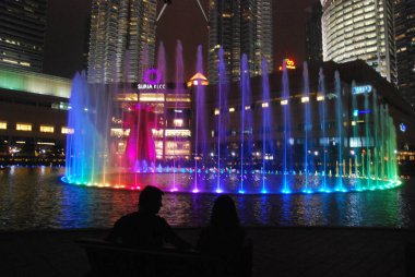 Kuala Lumpur, Malezya - 14 Şubat 2018: Görkemli görünümünde Klcc gece. Malezya Petronas İkiz kule veya üzerinden Klcc park bina genelinde.