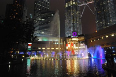 Kuala Lumpur, Malezya - 14 Şubat 2018: Görkemli görünümünde Klcc gece. Malezya Petronas İkiz kule veya üzerinden Klcc park bina genelinde.  