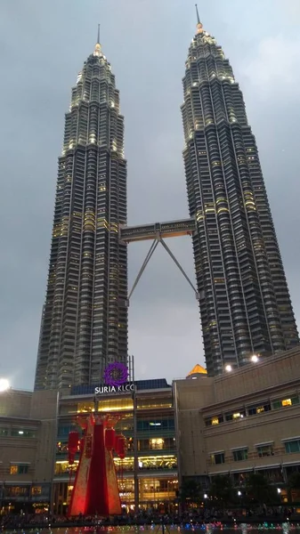 Kuala Lumpur Malajsie Února 2018 Petronas Twin Towers Hudební Fontána — Stock fotografie