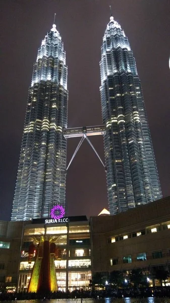 Kuala Lumpur Malajzia 2018 Február Petronas Ikertornyok Zenélő Szökőkút Éjjel — Stock Fotó