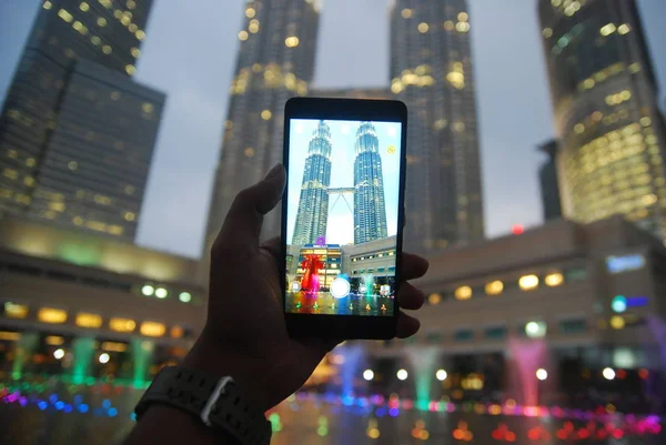 Kuala Lumpur Maleisië Februari 2018 Een Hand Met Een Slimme — Stockfoto