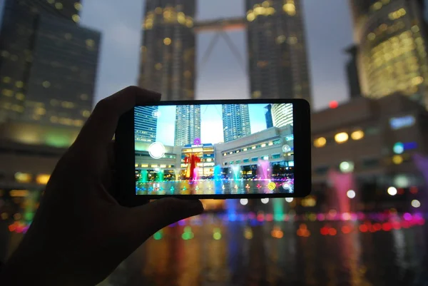 Kuala Lumpur Maleisië Februari 2018 Een Hand Met Een Slimme — Stockfoto