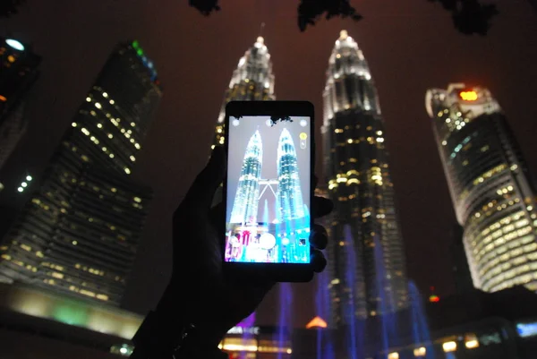 Kuala Lumpur Maleisië Februari 2018 Een Hand Met Een Slimme — Stockfoto
