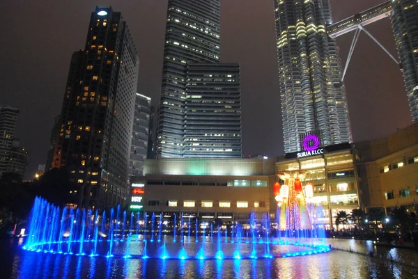 쿠알라룸푸르 말레이시아 2018 Klcc의 장엄한 말레이시아 페트로나스 건물의 전역에서 밤문화 — 스톡 사진