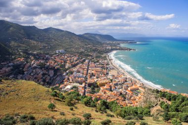 Kasaba Cefalu Sicilya güzel mavi deniz görünümü