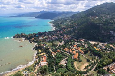 Kasaba Cefalu Sicilya güzel mavi deniz görünümü