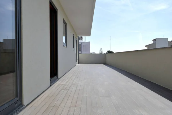 Seramik zemin ve bir yaz gününde mavi gökyüzü karşı koruyucu duvar uzun Teras