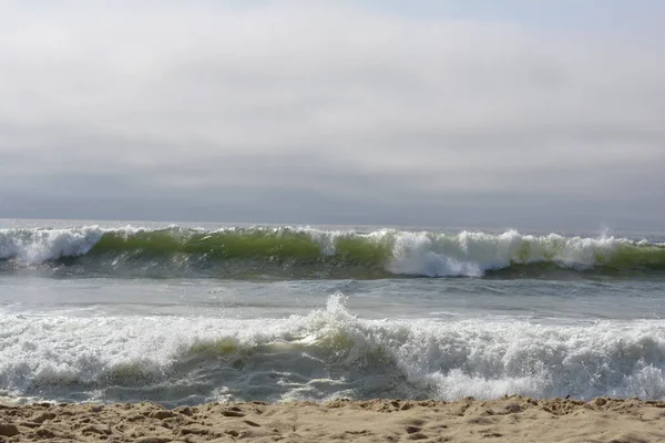 Paar Kleine Wellen Küstennähe Einem Bewölkten Sommertag — Stockfoto