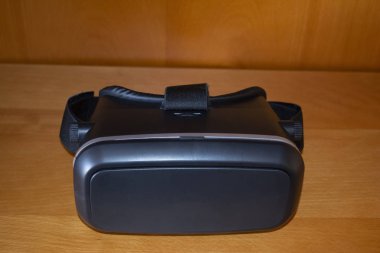 Siyah sanal gerçeklik gözlük