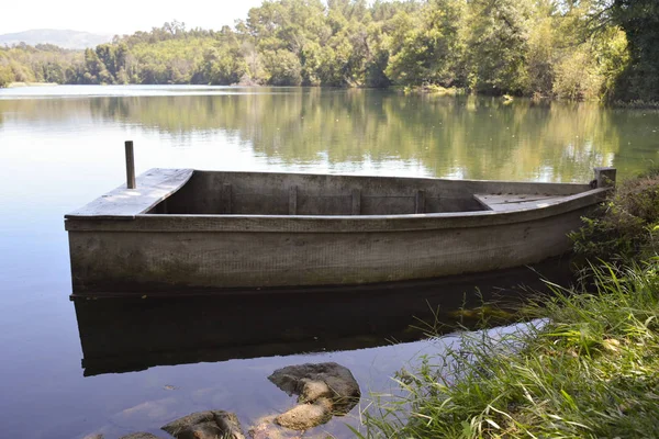 Eski ahşap tekne demirli