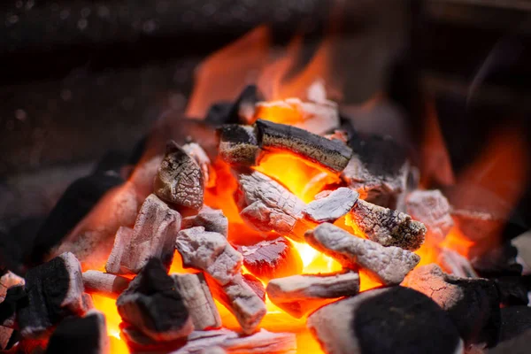 Πολλά Κάρβουνα Καίγονται Ψησταριά Που Ετοιμάζονται Για Ψήσιμο Κρέατος — Φωτογραφία Αρχείου