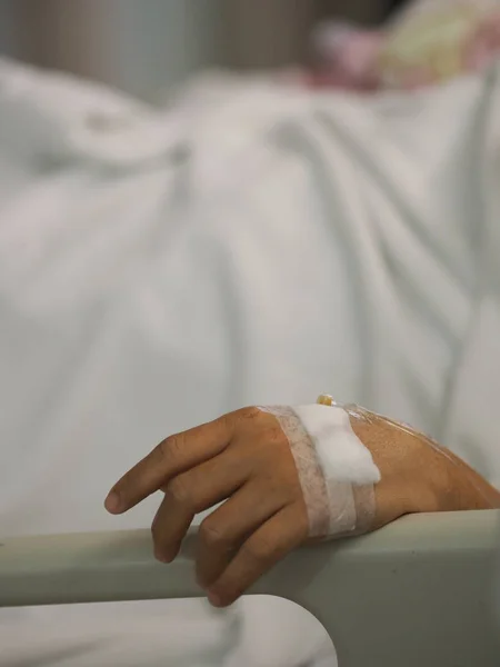 Zbliżenie Dłoni Snu Pacjentów Soli Fizjologicznej Oddziale Szpitala — Zdjęcie stockowe