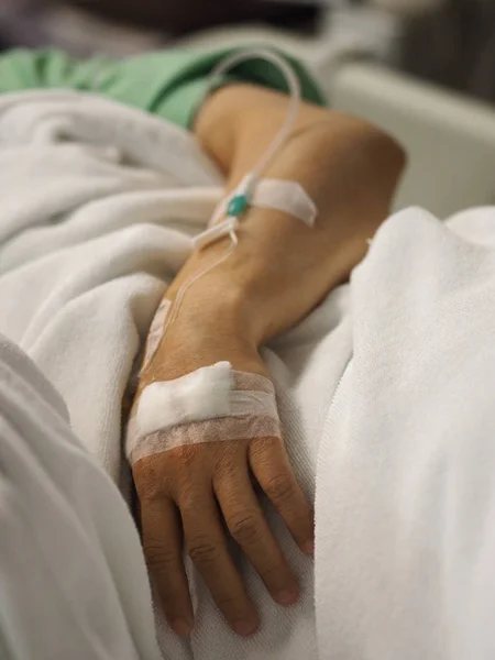 Mão Fechada Pacientes Dormem Com Soro Fisiológico Enfermaria Hospital — Fotografia de Stock