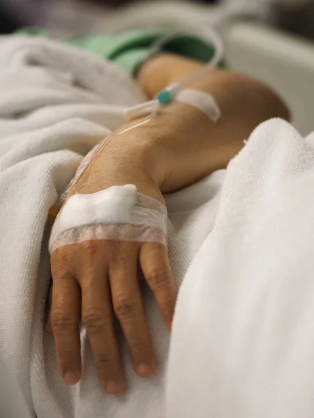 Closeup Hand Patiënten Slaap Aan Zoutoplossing Afdeling Van Het Ziekenhuis — Stockfoto