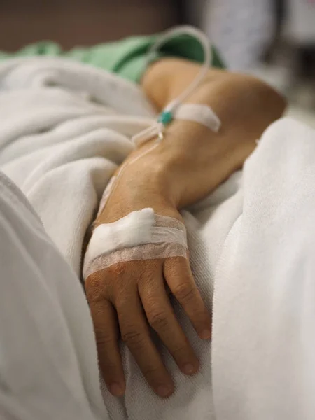 Nahaufnahme Hand Patienten Schlafen Kochsalzlösung Auf Der Krankenhausstation — Stockfoto
