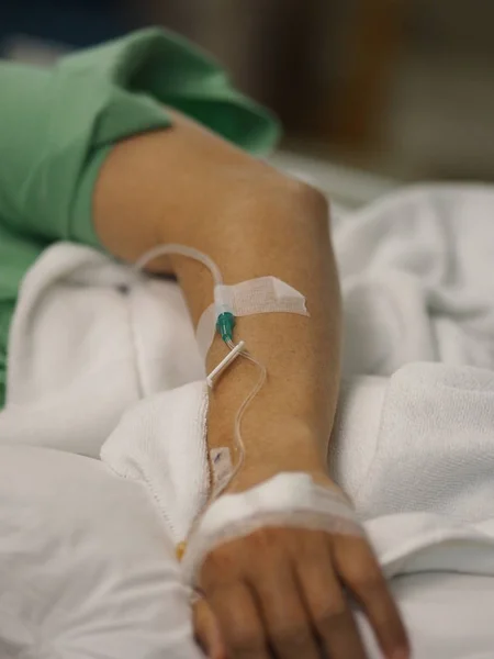 Χέρι Closeup Ύπνου Ασθενείς Φυσιολογικό Ορό Στην Νοσοκομείο Ward — Φωτογραφία Αρχείου