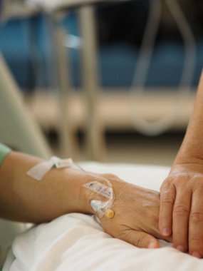 Serum hastane koğuşunda, hastaların uyku teşvik etmek için el almak geçmiş