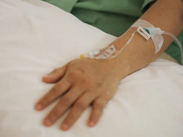 Hand Patiënten Slaap Aan Zoutoplossing Afdeling Van Het Ziekenhuis — Stockfoto