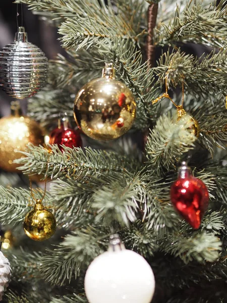 Christs Massa Boom Kerstcadeau Afsnijdsels Decoratie Vak Gekleurde Ballen Sneeuwbol — Stockfoto
