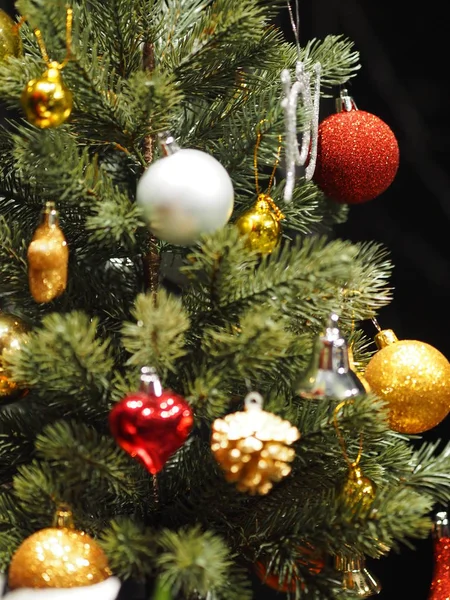 Christs Massa Boom Kerstcadeau Afsnijdsels Decoratie Vak Gekleurde Ballen Sneeuwbol — Stockfoto