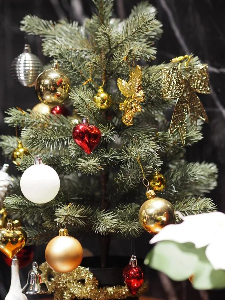 Kristova Mše Strom Vánoční Ozdoby Dekorace Dárkové Krabice Barevné Kuličky — Stock fotografie