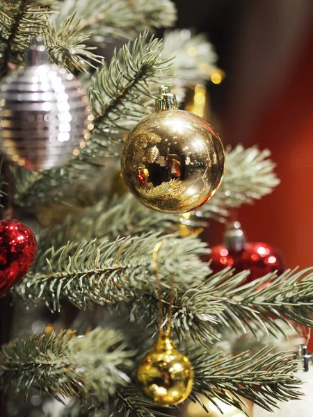 Christs Massa Boom Kerstcadeau Afsnijdsels Decoratie Vak Gekleurde Ballen Sneeuwbol — Stockfoto