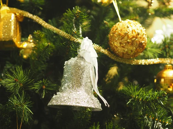 Frohe Weihnachten Garnituren Dekoration Geschenk Box Farbige Kugeln Schneekugel Glocke — Stockfoto