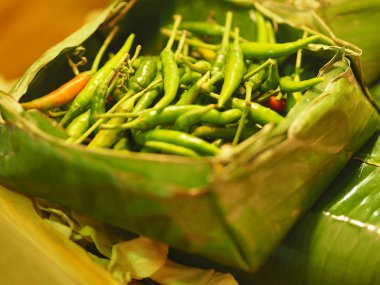 Muz yaprak içinde kırmızı ve yeşil biber