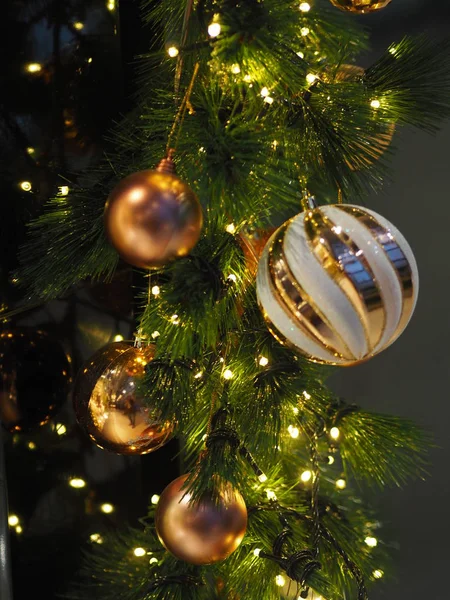 Рождественская Отделка Цветные Шары Глобус Колокольчик Щелкунчик Огни — стоковое фото