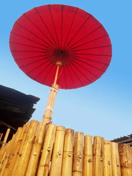 Rött Paraply Beläget Bambu Stam — Stockfoto