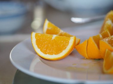 Portakal narenciye beyaz tabak üzerinde tatlı ve ekşi bir tadı vardır