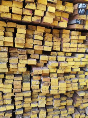 Odun yığını yığılmış birlikte kesit doğa iş veya yapı dekorasyon için parçalar halinde kesilmiş