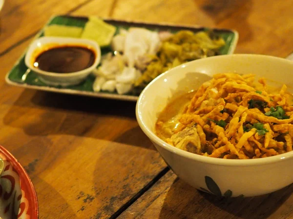 カレー麺タイ料理を食べる — ストック写真