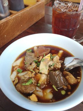 Şehriye çorbası domuz eti yemek Çinliler rulo