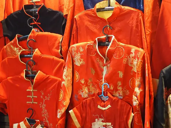 Çin Yeni Yıl Cheongsam Mandarin Elbisesi Giymiş Kırmızı Gömlek — Stok fotoğraf