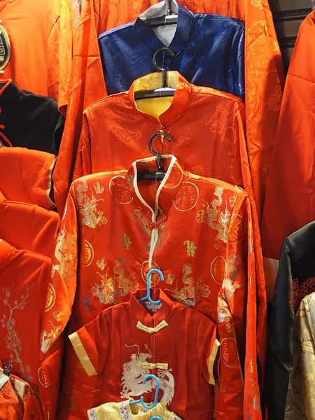 Çin Yeni Yıl Cheongsam Mandarin Elbisesi Giymiş Kırmızı Gömlek — Stok fotoğraf