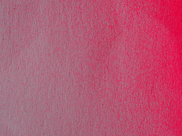背景のしわくちゃの紙にピンク色のスプレー塗料 — ストック写真