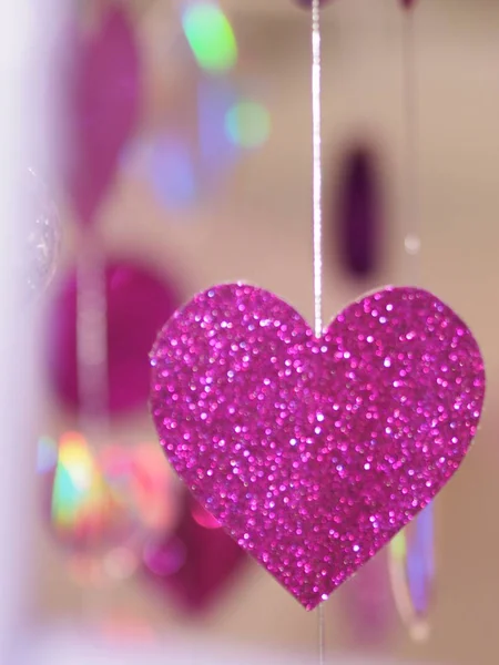 Purpurowy Serce Wykonane Shining Papieru Wiszące Rozmycie Tła Symbol Miłość — Zdjęcie stockowe